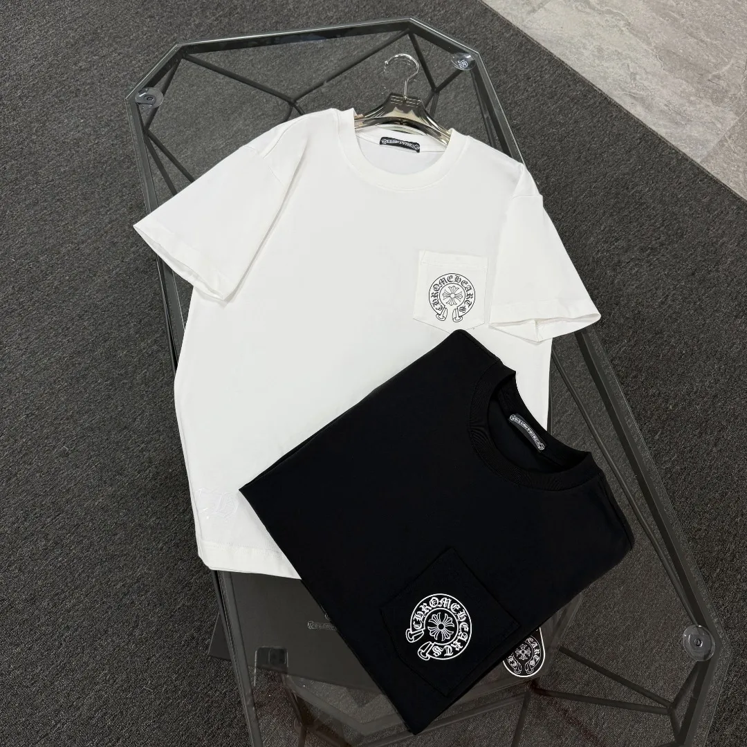 P170 Chrome Hearts Chrome Hearts 25 high version. The fabric is made of 300 grams of high-density pure cotton. It does not deform or shrink. It has three labels. It is the same style for men and women. Technology: suede foam printing. Color: white, black. SIZE: S-XL.